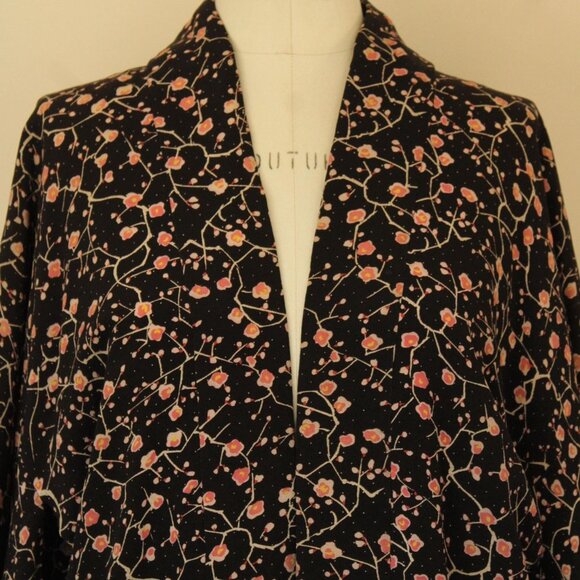 Vintage Women's Kimono, Short Haori in Black with Asian Floral Print Robe - Picture 3 of 10